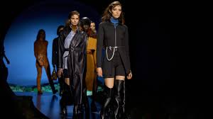 Paha Tertutup Sepatu": Mengapa Thigh-High Boots Mendadak Menguasai Runway Paris Fashion Week Fall 2026