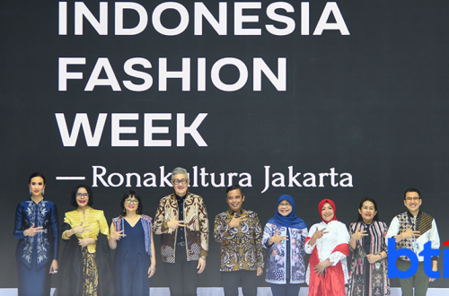 BTN Indonesia Fashion Week Angkat Ulos ke Panggung Nasional, Gen Z Makin Berani Mix and Match—Fashion Lokal Kini Semakin Berkelas!