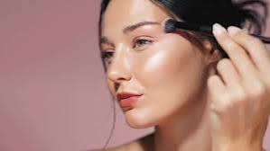 Setelah 5 Tahun Tren 'No Makeup Makeup', 2026 Adalah Tahun Kebangkitan Lipstik Merah Menyala – Ini Bukti Sosialnya